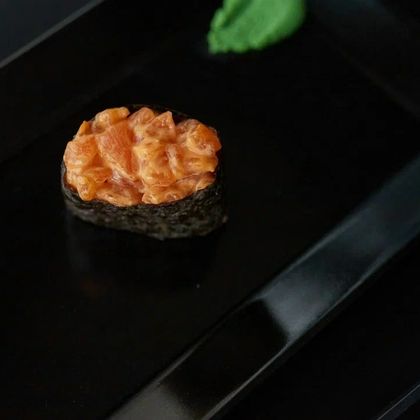 Гункан с лососем