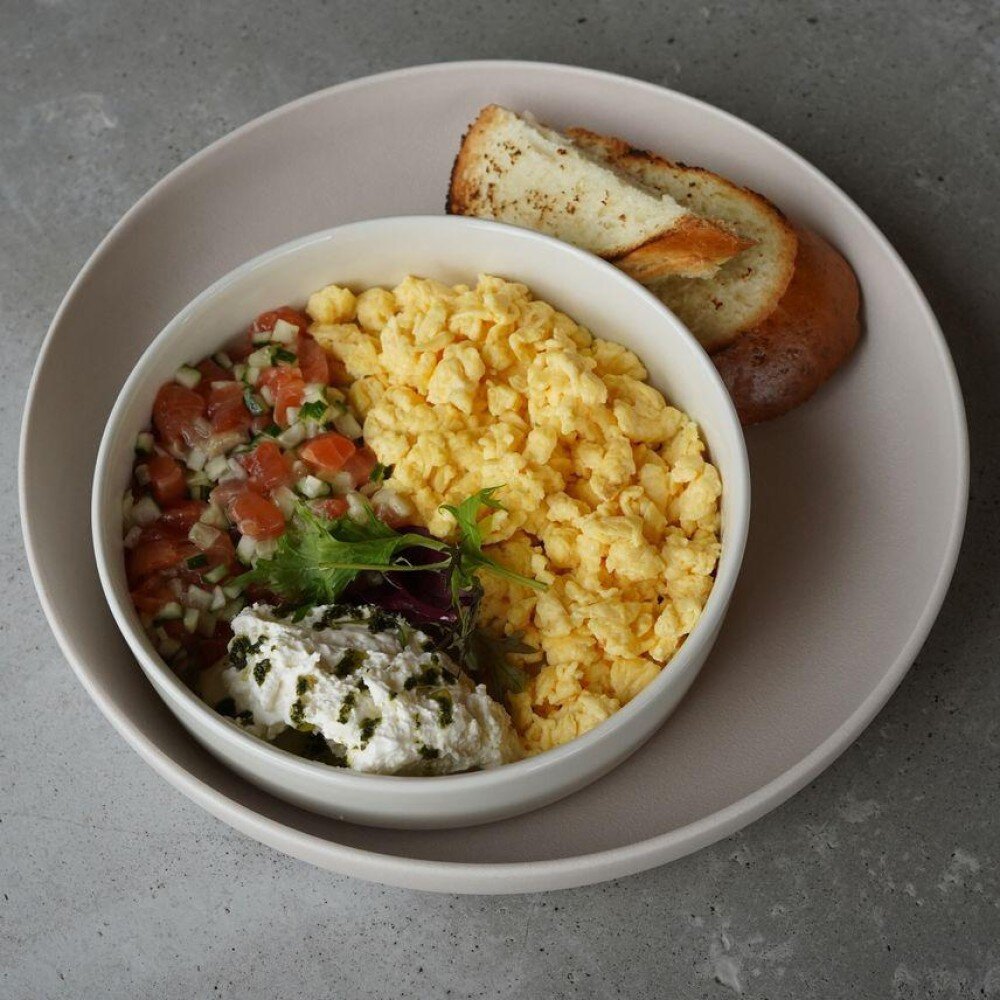 Скрэмбл с тартаром из лосося