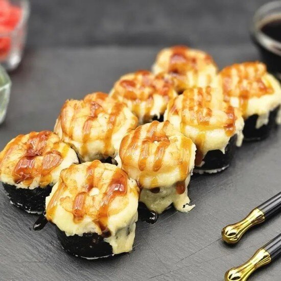 Запечённый ролл с сырной креветкой