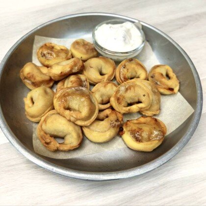 Жаренные пельмени с соусом «тартар»