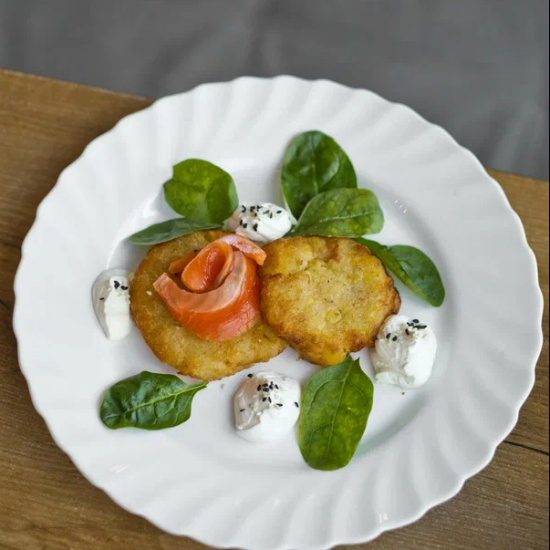 Драники с лососем и творожным сыром