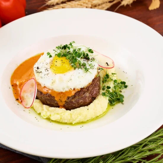 Бифштекс с картофельным пюре