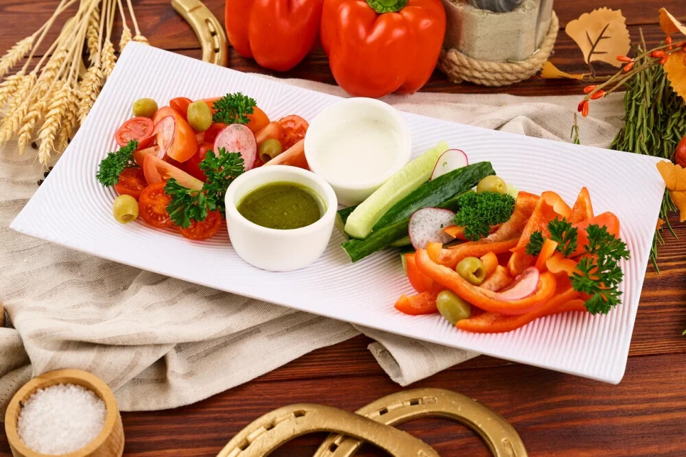 Ассорти овощное с сырным соусом и песто