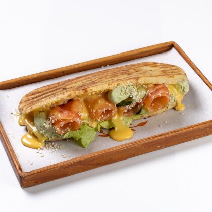 Пита с лососем и голландским соусом