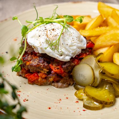 Бифштекс с яйцом пашот и дольками