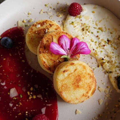 Сырники с малиновым конфи