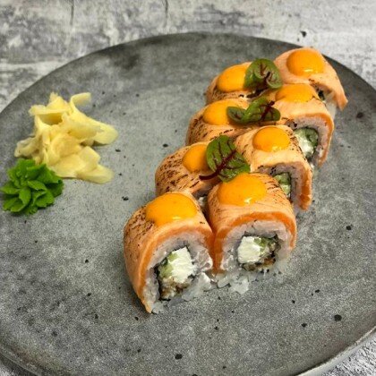 Опаленный ролл с лососем и угрем