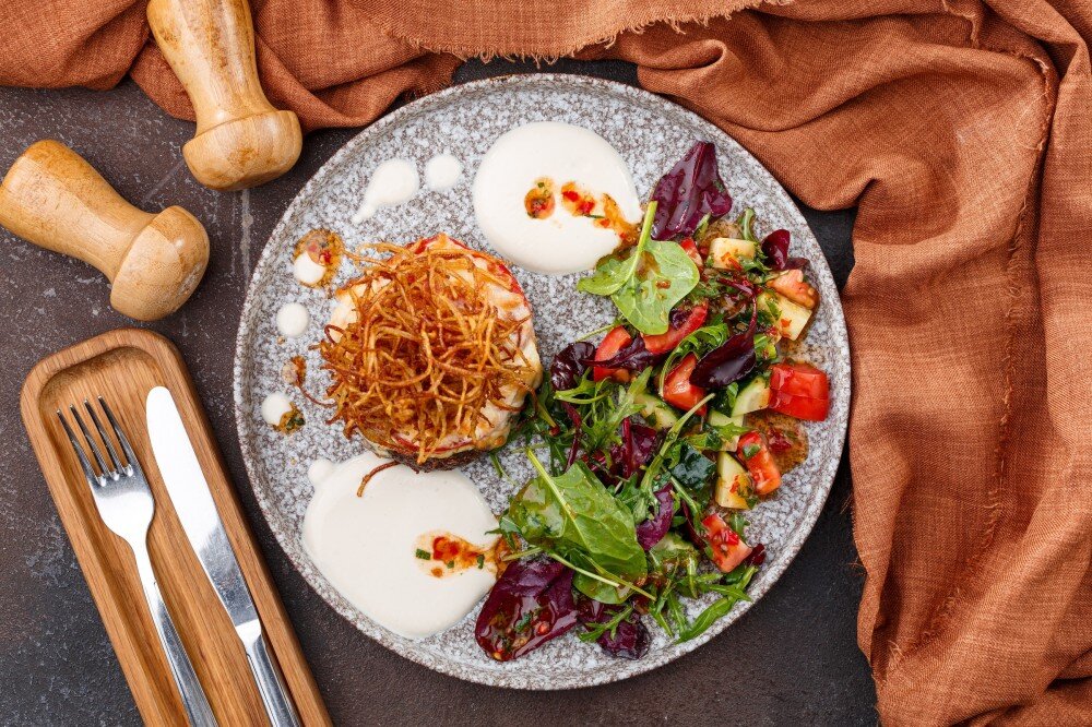 Биточек мясной запеченный под сыром с овощным салатом