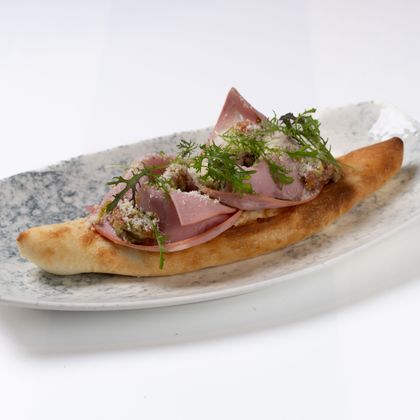 Лодочка с мортаделлой и скремблом