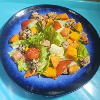 Салат теплый с жареным тунцом и лососем