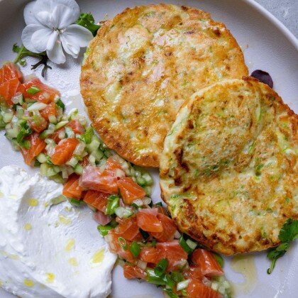 Кабачковые оладьи с тар-таром из лосося