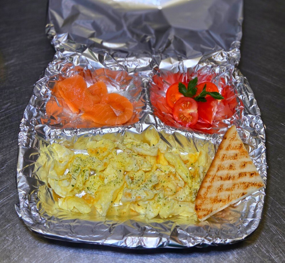 Скрембл с лососем и томатами черри