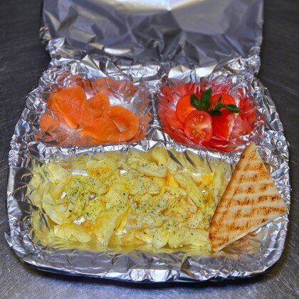 Скрембл с лососем и томатами черри