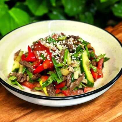 Салат из говядины с овощами и соевой заправкой