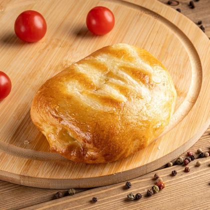 пирожок с сосиской и сыром