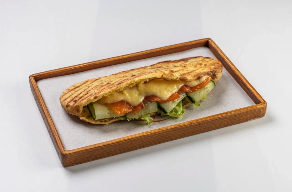 Пита с лососем и голландским соусом