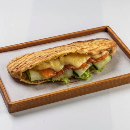 Пита с лососем и голландским соусом