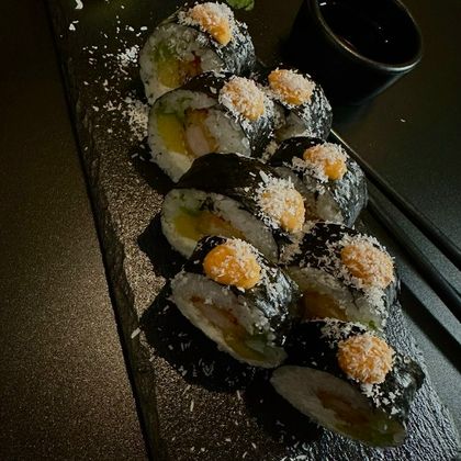 Ролл «Креветка темпура» с кокосовой стружкой