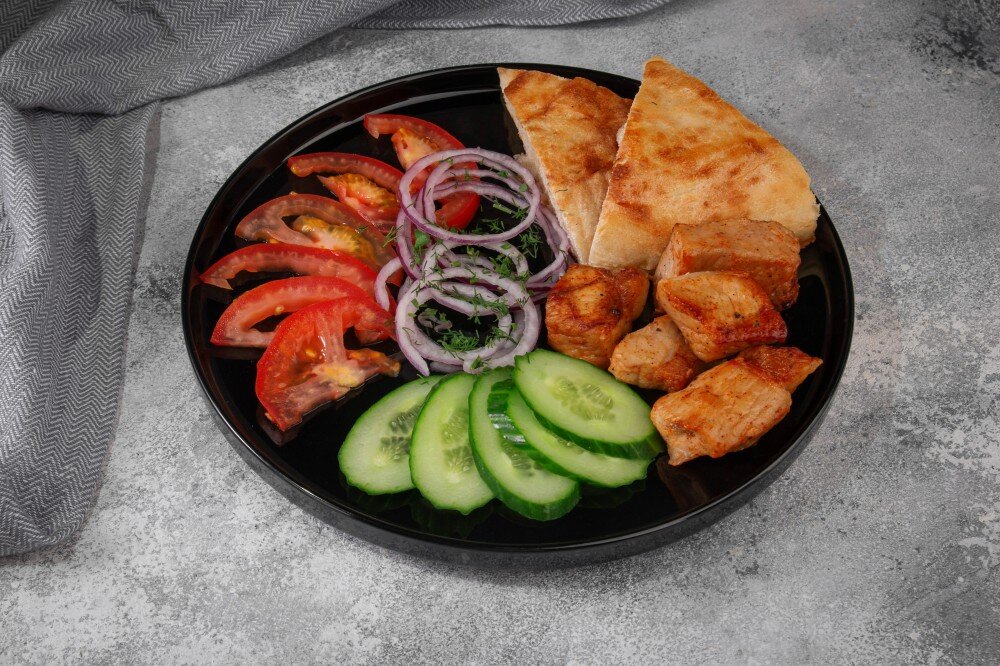 Шпажка свинина на тарелке