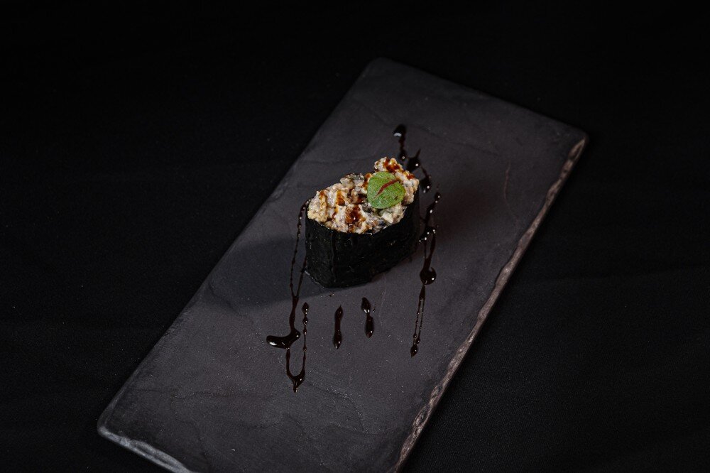 Острые суши с угрем