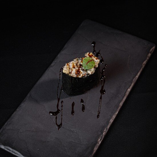 Острые суши с угрем