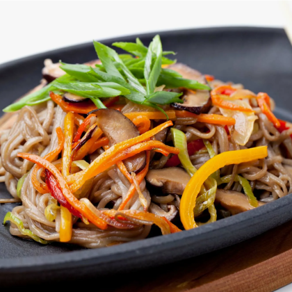 Жареная лапша с овощами