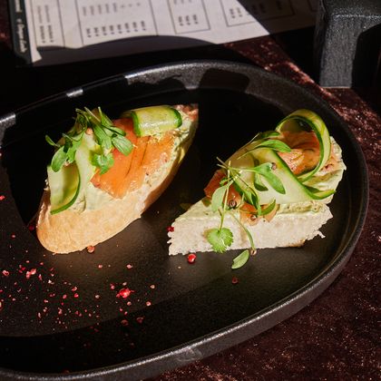 Брускетта с лососем слабой соли