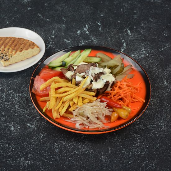 Шаверма с мясом бычка, на тарелке