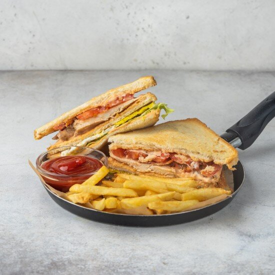 Сэндвич-клаб с картофелем фри