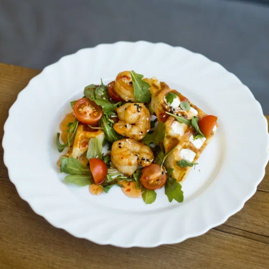 Вафли с креветкой и творожным сыром