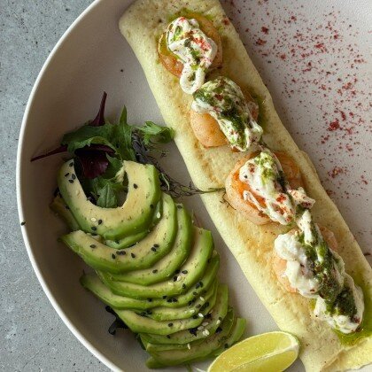 Омлет с креветкой и авокадо