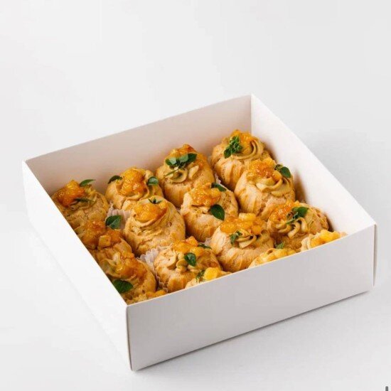 Сет профитролей с муссом из печени птицы с карамелизированной грушей