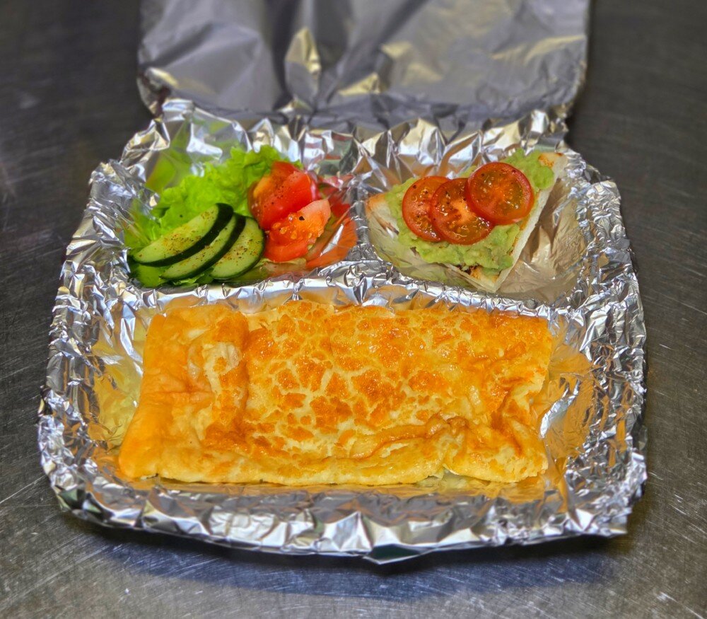 Омлет с авокадо тостом