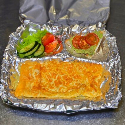 Омлет с авокадо тостом