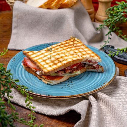 Сэндвич с беконом, пепперони и яйцом