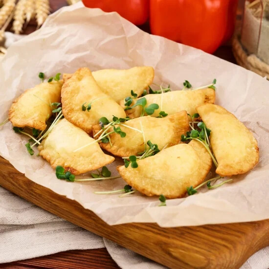 Мини чебуреки с горгонзолой и халапеньо