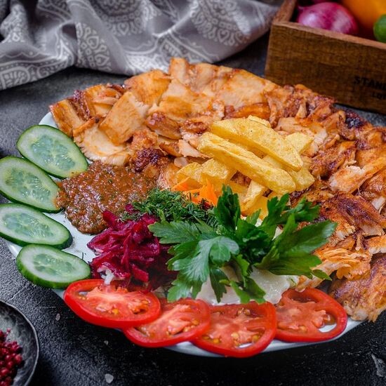 Шаурма куриная на тарелке