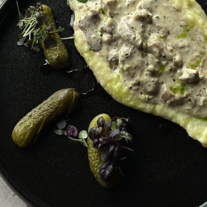 Строганов из мраморной говядиной с белыми грибами