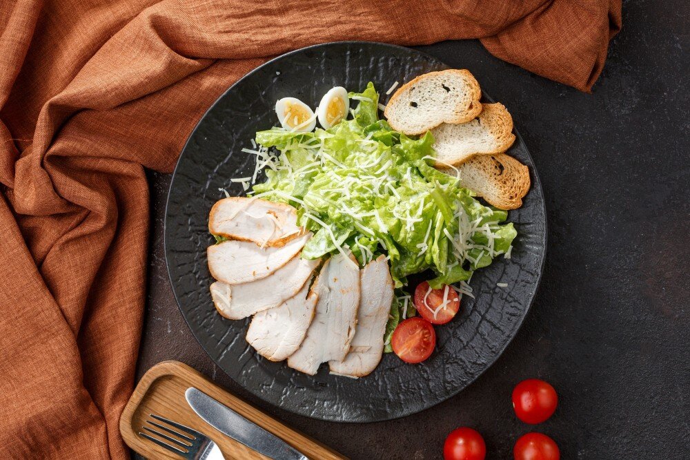 Салат цезарь с курицей