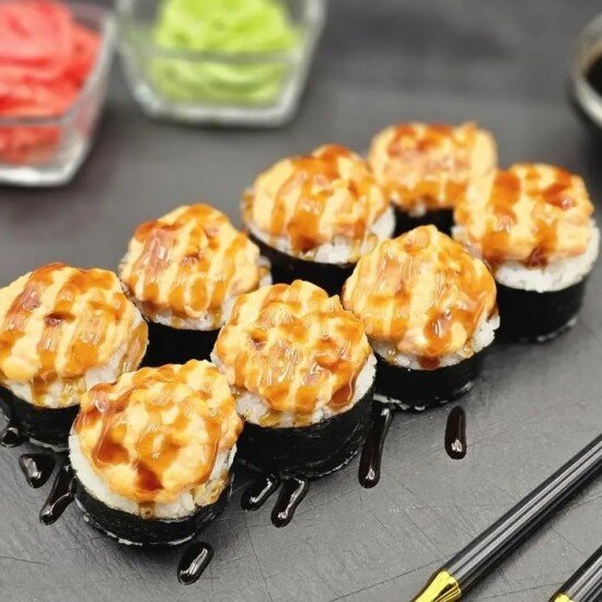 Запечённый ролл с шапкой из лосося Тартар