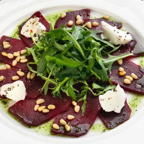 Салат со свеклой,кедровыми орешками и сыром