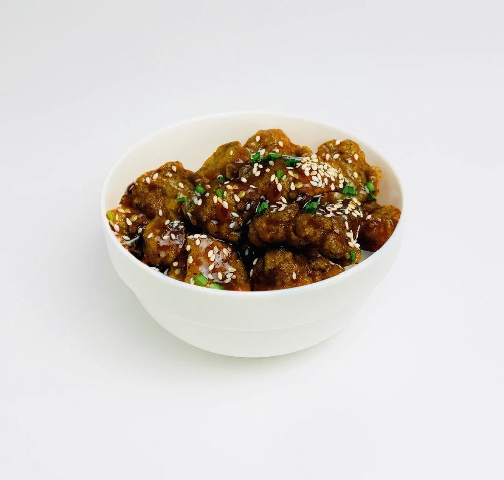 Хрустящие кусочки куриного филе, крылышки или ножки в соусе терияке