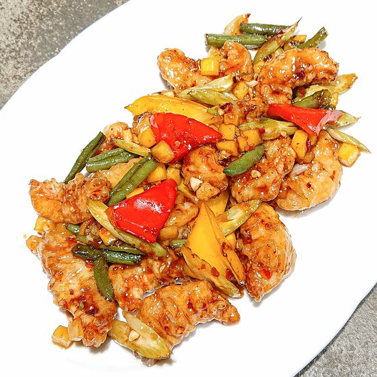 Красный морской окунь с манго