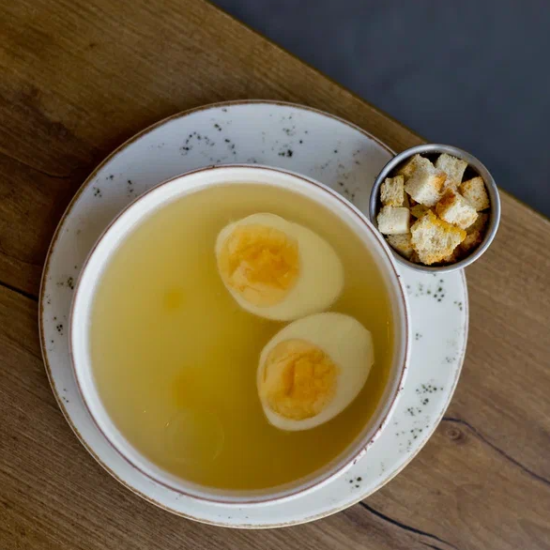 Куриный бульон (яйцо + сухарики)