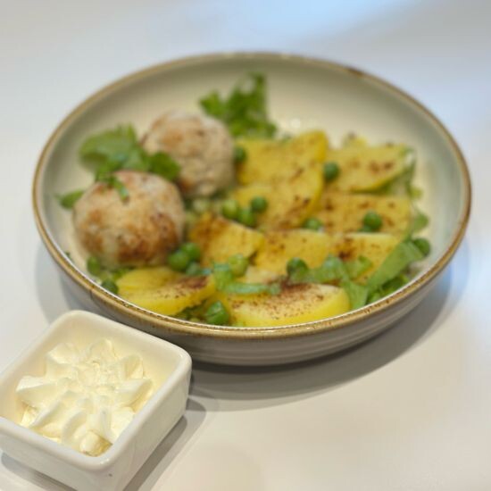 Запеченный картофель с куриной котлетой