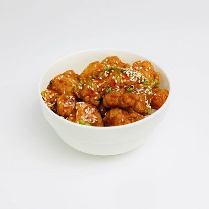 Хрустящие кусочки куриного филе, крылышки или ножки в остром соусе