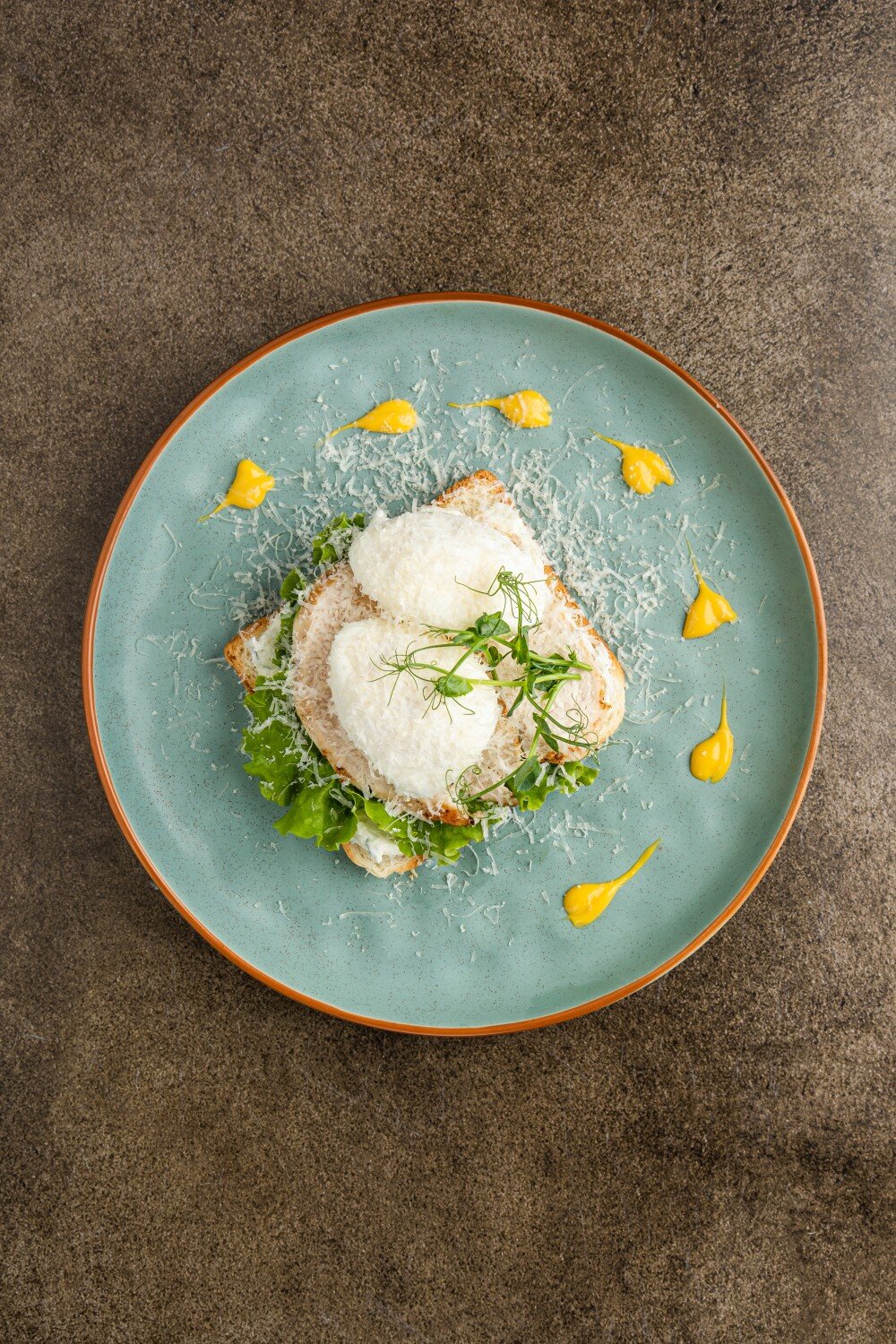 Завтрак с запеченной курочкой и яйцом пашот