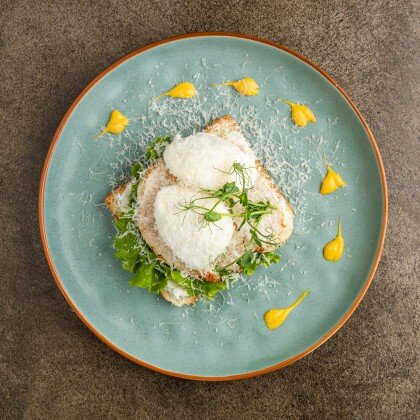 Завтрак с запеченной курочкой и яйцом пашот