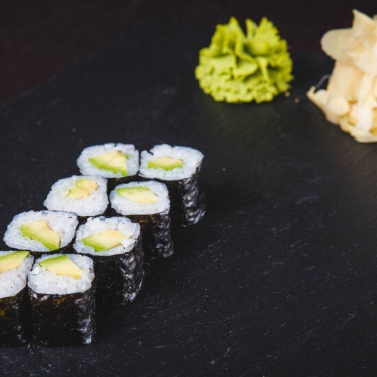 Ролл с авокадо